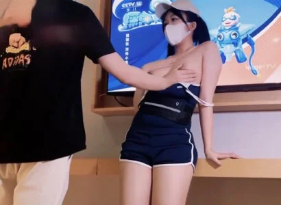 Em nhân viên xinh đẹp bán TV cùng chàng khách hàng may mắn