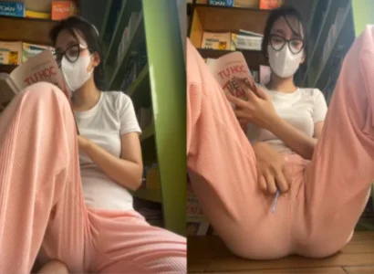 Cô gái vừa đọc từng trang vừa nhét sextoy vào lồn