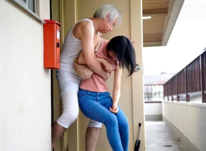 Cô dâu trẻ bị bố chồng già vờ vịt