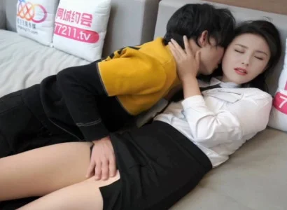 Thư ký của sếp lén phục vụ sếp trong văn phòng vì tiền