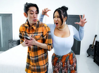 Con trai kia cho mẹ kế xăm trổ hàng múp lên đỉnh