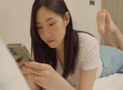 Cô ấy lén lút với gã nhân viên giao hàng